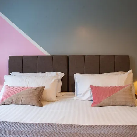 The Pinky: Cozy Hatfield Apartment with Free Parking Exterior photo