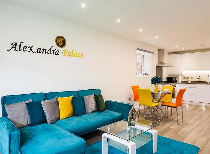 The \'Pinky\' - Beautiful 1 Bed Apartment In Hatfield - Free Parking - Near Uni & Business Park - Big Savings On Long Stays