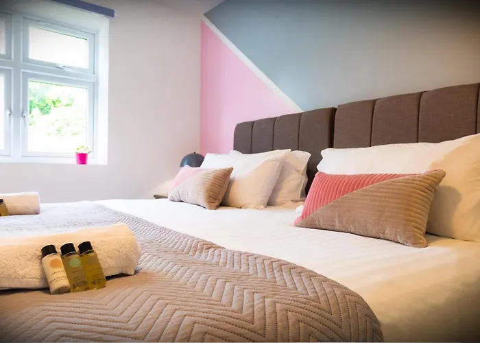 The \'Pinky\' - Beautiful 1 Bed Apartment In Hatfield - Free Parking - Near Uni & Business Park - Big Savings On Long Stays