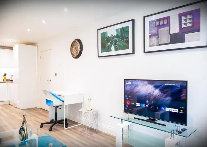 The \'Pinky\' - Beautiful 1 Bed Apartment In Hatfield - Free Parking - Near Uni & Business Park - Big Savings On Long Stays