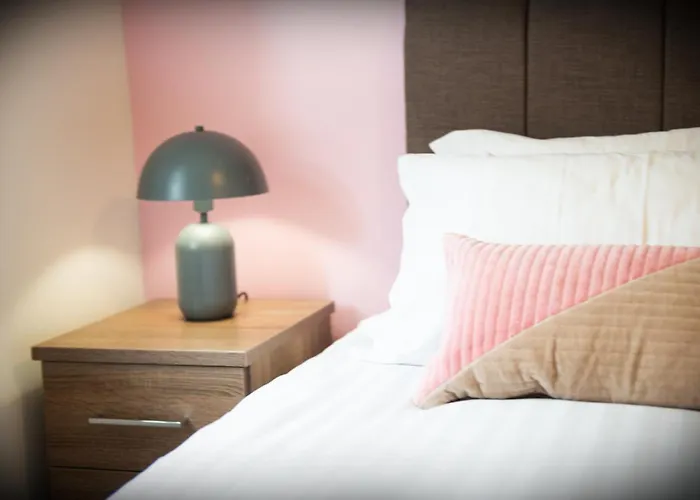 The \'Pinky\' - Beautiful 1 Bed Apartment In Hatfield - Free Parking - Near Uni & Business Park - Big Savings On Long Stays
