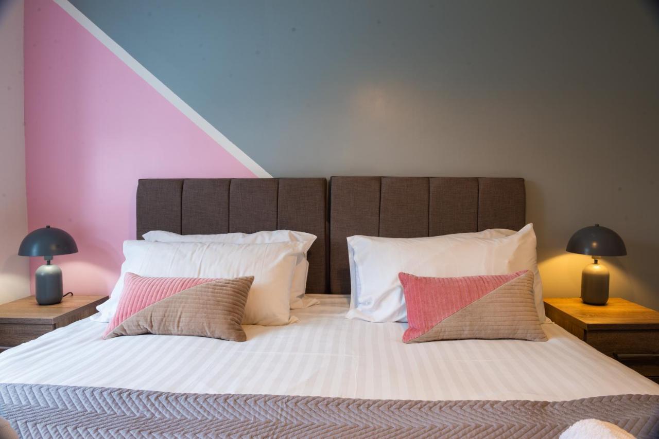 The Pinky: Cozy Hatfield With Free Parking Apartment