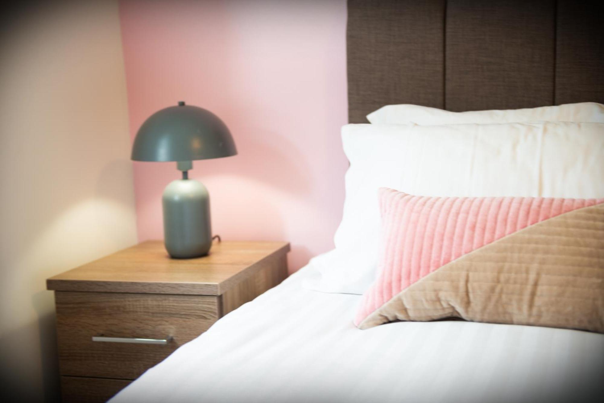 The Pinky: Cozy Hatfield With Free Parking Apartment